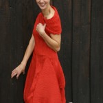 Rotes Kleid mit Umschlagkragen