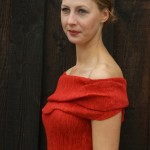 Rotes Kleid mit Umschlagkragen